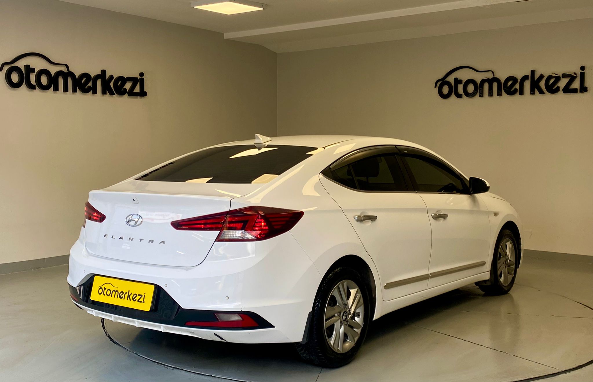 HYUNDAI ELANTRA 2